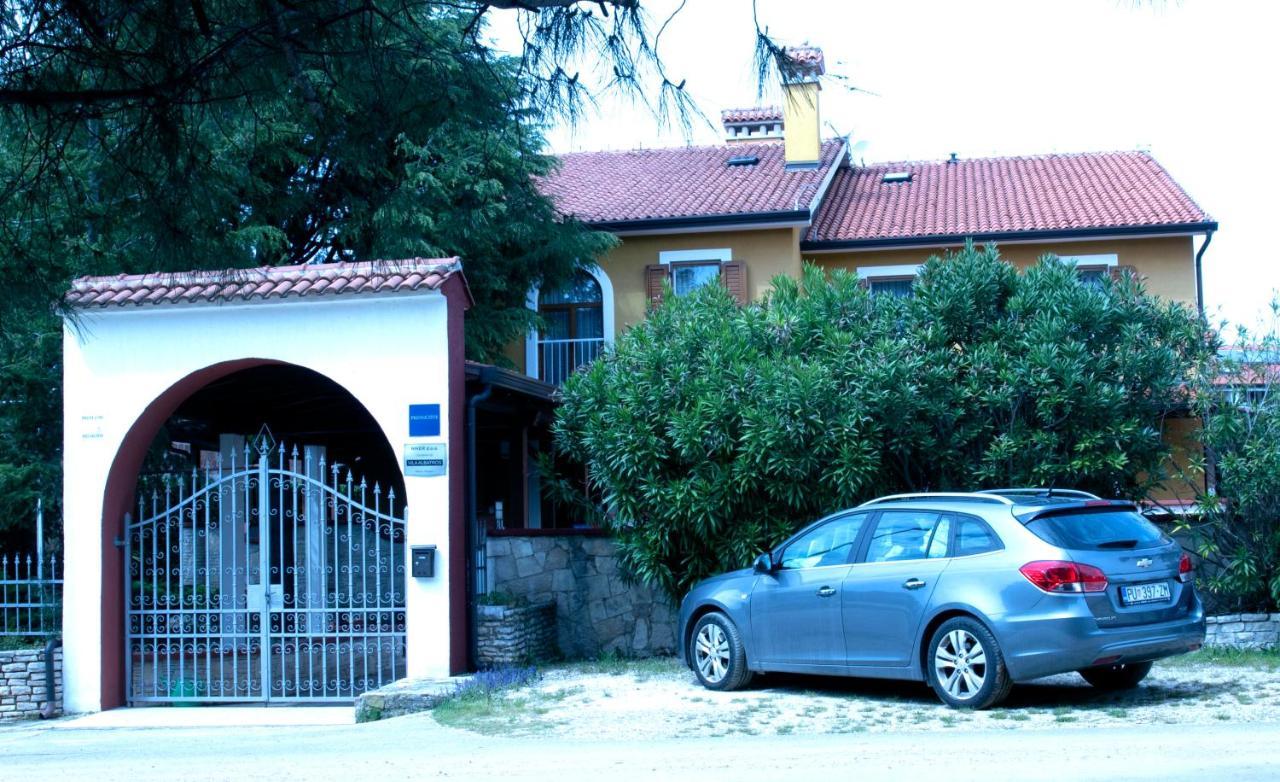 Bed and Breakfast Vila Albatros Ровинь Экстерьер фото