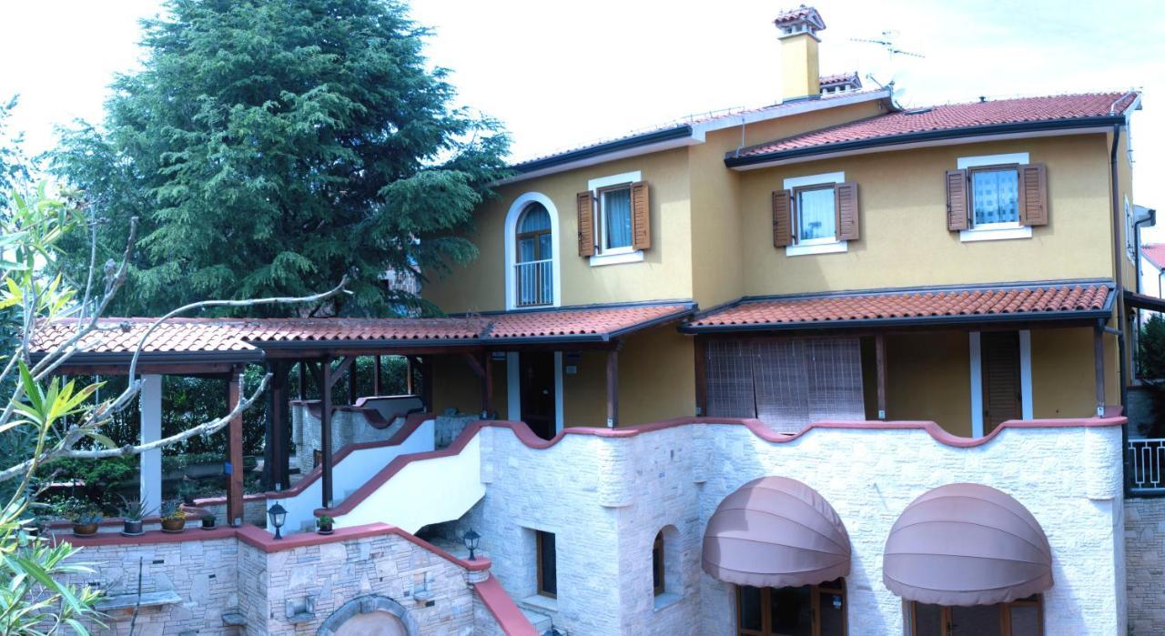 Bed and Breakfast Vila Albatros Ровинь Экстерьер фото