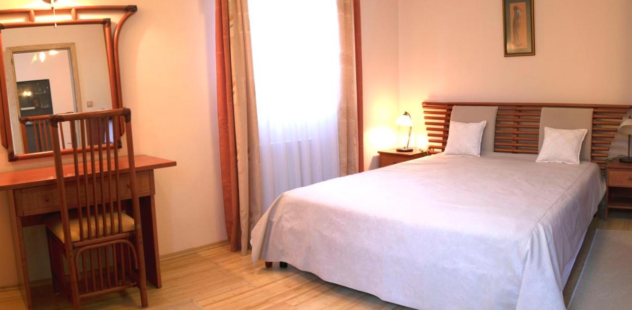 Bed and Breakfast Vila Albatros Ровинь Экстерьер фото