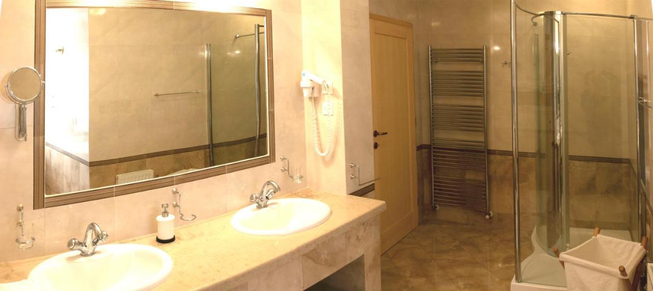 Bed and Breakfast Vila Albatros Ровинь Экстерьер фото